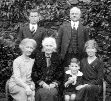 Wallace Armstrong Macky with family in NZ